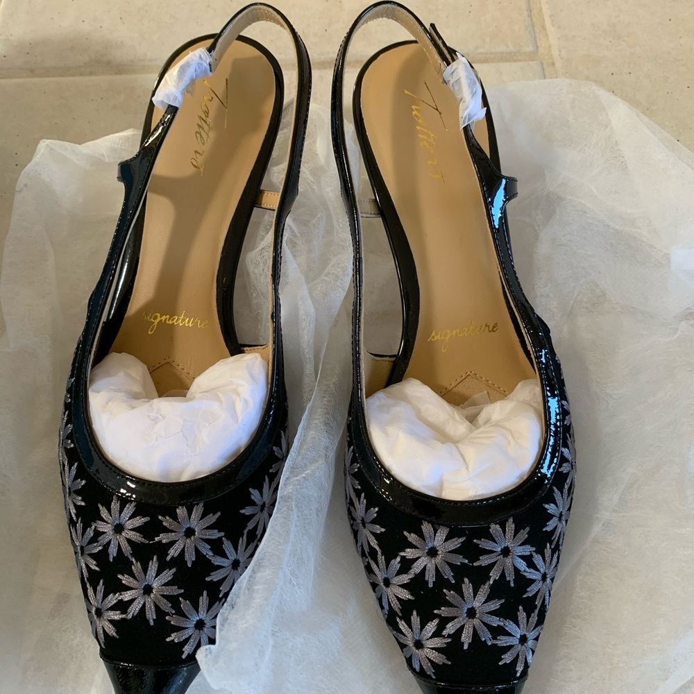 Trotters Size 8.5 Never Worn!